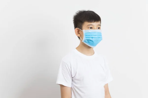 Asiático Menino Vestindo Uma Máscara Fundo Branco — Fotografia de Stock