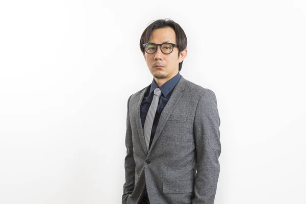 Dorosły Przystojny Azjatycki Biznesmen Formalnym Stroju Okulary Stojące Patrząc Aparat — Zdjęcie stockowe