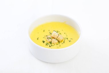 Kabak çorbası ve beyaz arka planda maydanoz.