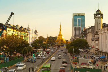 Yangon, Myanmar - 30 Ekim 2015 'te Myanmar, Yangon' da akşam ışığında Sule Pagoda. Sule Pagoda Yangon 'un kalbinde yer almaktadır..