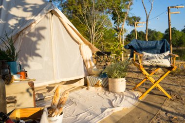 CHIANG MAI, THAILAND - 24 Aralık 2017 'de Tayland' ın Chiang Mai kentindeki bir lagün yakınlarında beyaz çadırların ve açık hava sandalyelerinin görüntüsü.