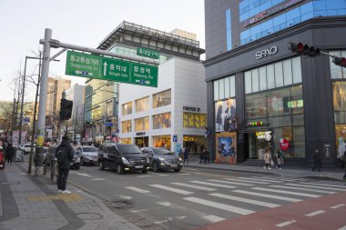 SEOUL, Güney Kore - 31 ARALIK 2017: Hongdae Alacakaranlık Manzarası (Hongik Üniversitesi), Güney Kore 'nin Seul şehrinde 31 Aralık 2017 tarihinde kimliği belirsiz insanların alışveriş yaptığı alışveriş caddesi.