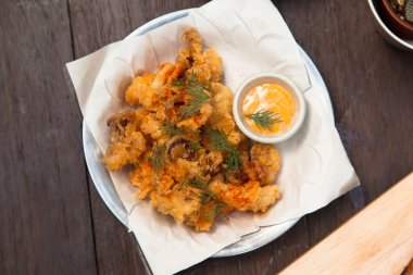 Baharatlı soslu kızarmış kalamar. Geleneksel Tayland yemeği tarzı. yakın plan