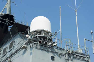 Radar savaş gemisi ve mavi gökyüzü arka plan üzerinde