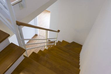 Çağdaş ahşap merdiven. İç taraftaki ahşap merdivenler. Merdivenler iniyor..