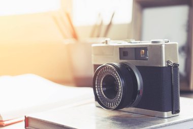 Masanın üzerinde eski bir kamera var.