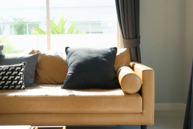 Oturma odasında yastıklı rahat bir kanepe.