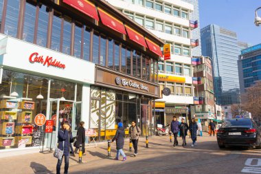 SEOUL, Güney Kore - 31 Aralık 2017: 31 Aralık 2017 'de Güney Kore' nin Seul kentindeki Myeongdong sokak pazarında insanlar alışveriş yapıyor ve yürüyor.