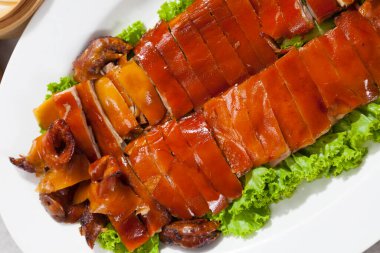 Sebze ve soslu ızgara domuz eti.