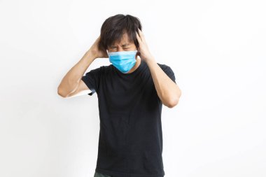 Stresli orta yaşlı siyah tişörtlü Asyalı adam ve beyaz arka planda izole edilmiş yüz maskesi