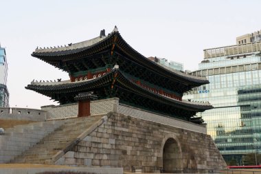 Güney Kore, Seul 'de sabah ışığında güzel Namdaemun kapısı. 