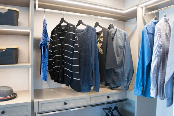 Moderne Garderobe Mit Kleidern Auf Kleiderbügeln — Stockfoto