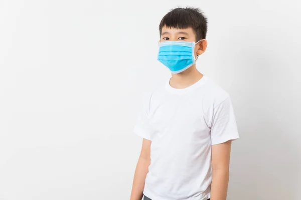 Asiático Menino Vestindo Uma Máscara Fundo Branco — Fotografia de Stock