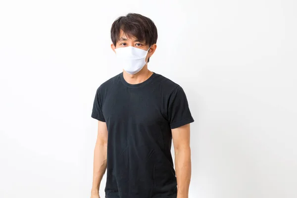 Stilig Medelålders Asiatisk Man Casual Svart Shirt Och Ansiktsmask Tittar — Stockfoto