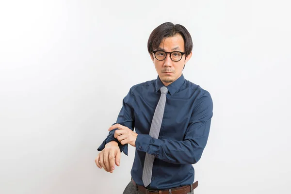 셔츠와 넥타이와 안경을 착용하고 배경에 카메라를 성인잘생긴 아시아 사업가 — 스톡 사진