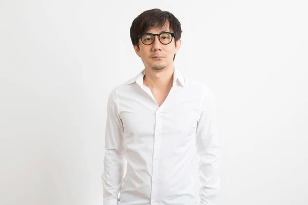 셔츠와 안경을 잘생긴 아시아 남자가 배경에 고립된 카메라를 있습니다 — 스톡 사진