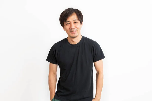 Beau Âge Asiatique Homme Casual Noir Shirt Sourire Caméra Isolé — Photo