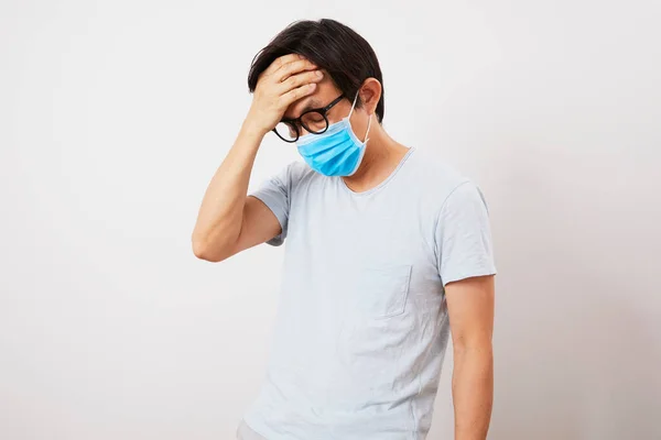 Sjuk Medelålders Asiatisk Man Casual Vit Shirt Och Mask Isolerad — Stockfoto