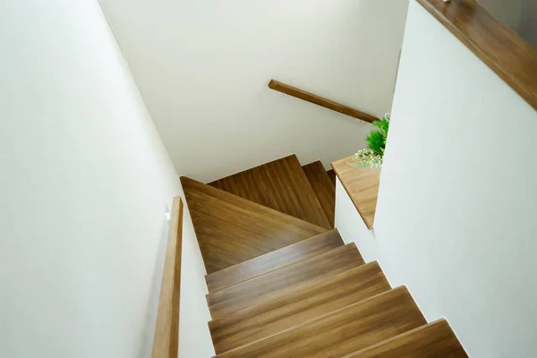 Interieur Eines Modernen Hauses Mit Holztreppe — Stockfoto