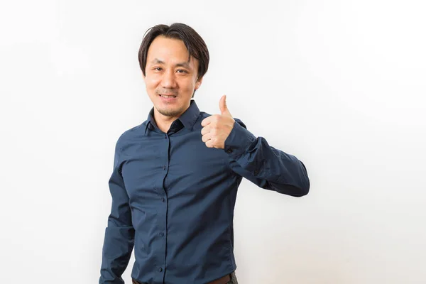 中年アジアの男で黒シャツ上の親指と笑顔でカメラでホワイト背景 — ストック写真