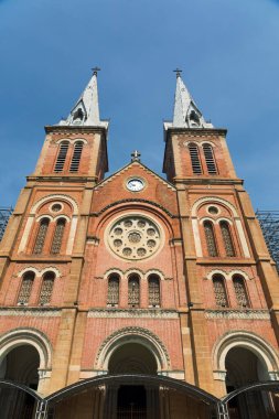Ho Chi Minh City, Vietnam 'da mavi gökyüzü olan Notre Dame Katedrali