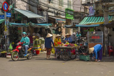 Ho Chi Minh, Vietnam - 17 Ekim 2019: 17 Ekim 2019 'da Ho Chi Minh City, Vietnam' da Hoa Binh Pazarı yakınlarındaki sokakta yürüyen tanımlanamayan Vietnamlılar.