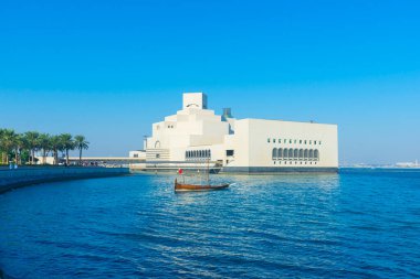 Kışın Katar 'ın Doha kentinde mavi gökyüzü günüyle İslam Sanatları Müzesi (MIA).