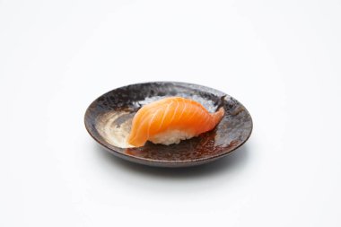 Beyaz arka planda somonlu suşi rulosu