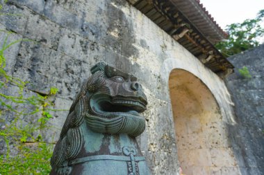 Shuri kalesinde Shisa (koruyucu aslan), Naha, Okinawa, Japonya.