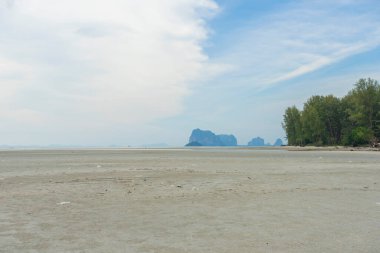Güzel deniz manzarası ve kumsal. 