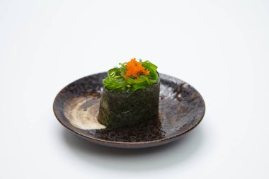 Beyaz arka planda yosunlu suşi 