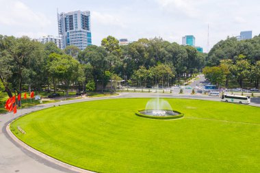 Ho Chi Minh, Vietnam - 17 Ekim 2019 Ho Chi Minh 'deki Birleşme Sarayı' nın önündeki yeşil çimenlik ve çeşme