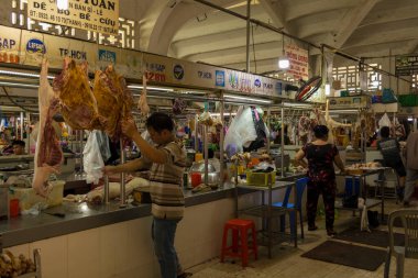 Ho Chi Minh, Vietnam - 18 Ekim 2019: Ho Chi Minh, Vietnam 'da yerel pazarda tanımlanamayan Vietnamlı tüccarlar.