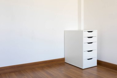 Beyaz modern dolap beyaz odada ahşap zemin üzerinde