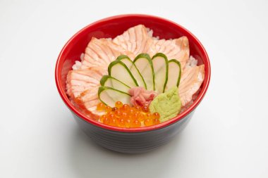 Somon balığı, beyaz arka planda pirinç üzeri yanmış somon balığı..