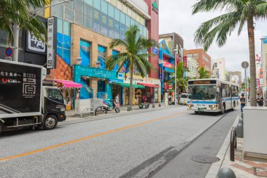 Okinawa, Japonya - 10 Haziran 2019: Kimliği belirsiz insanlar Japonya 'nın Naha, Okinawa kentindeki Naha Kokusai Dori Alışveriş Sokağı' nda alışveriş yapıyorlar 