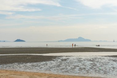 Trang, Tayland - 1 Ocak 2019: İnsanlar Tayland 'ın Trang kentindeki Pak meng plajına seyahat ediyor.