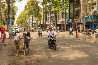 Ho Chi Minh, Vietnam - 18 Ekim 2019: Ho Chi Minh 'in kimliği belirlenemeyen yerel Vietnamlılarla sokak manzarası Ho Chi Minh City, Vietnam' da 18 Ekim 2019 'da.