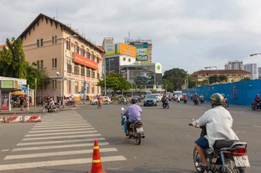 Ho Chi Minh, Vietnam - 17 Ekim 2019: Ho Chi Minh şehir merkezindeki caddelerde araba ve motosiklet görüntüsü