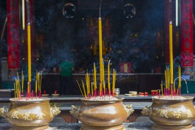 Ho Chi Minh City, Vietnam 'daki Chua Ba Thien Hau pagoda' da tütsü yakma çubukları..