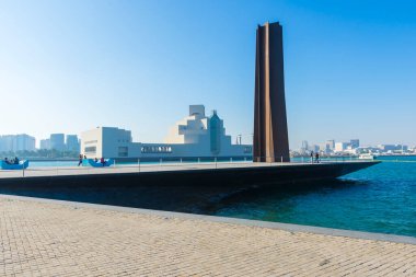 Kışın Katar 'ın Doha kentinde mavi gökyüzü günüyle İslam Sanatları Müzesi (MIA).