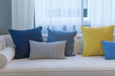 Modern koltukta güzel yastıklar.