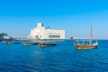 Kışın Katar 'ın Doha kentinde mavi gökyüzü günüyle İslam Sanatları Müzesi (MIA).