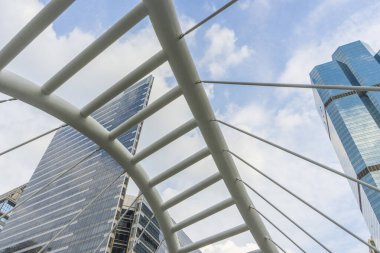 Bangkok, Tayland - 11 Mayıs 2019: Bangkok, Tayland 'da Chong Nonsi yaya köprüsünde yürüyüş.