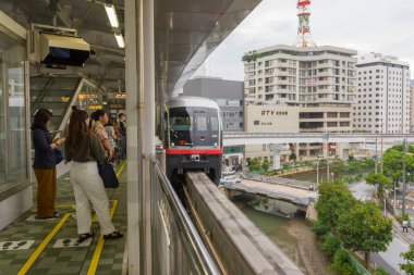 Okinawa, Japonya - 9 Haziran 2019: Yui Demiryolu veya Okinawa Şehir Tren İstasyonu 9 Haziran 2019 tarihinde Japonya 'nın Okinawa kentindeki tren istasyonuna yaklaşmaktadır..