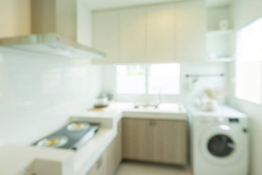 Mobilyalarla modern mutfağın bulanık arka planı