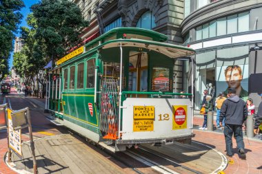 San Francisco, Kaliforniya, ABD - 19 Nisan 2018: San Francisco tramvayı 19 Nisan 2018 'de San Francisco, Kaliforniya' da Powell Street istasyonunda faaliyet göstermeye hazır olun..