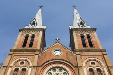 Ho Chi Minh City, Vietnam 'da mavi gökyüzü olan Notre Dame Katedrali
