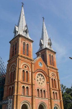 Ho Chi Minh City, Vietnam 'da mavi gökyüzü olan Notre Dame Katedrali