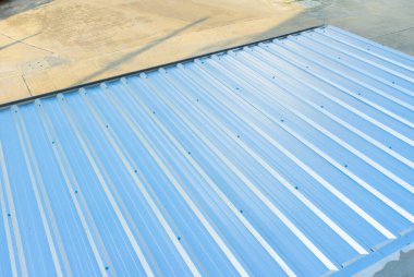 kıvrımlı mavi metal çatı  